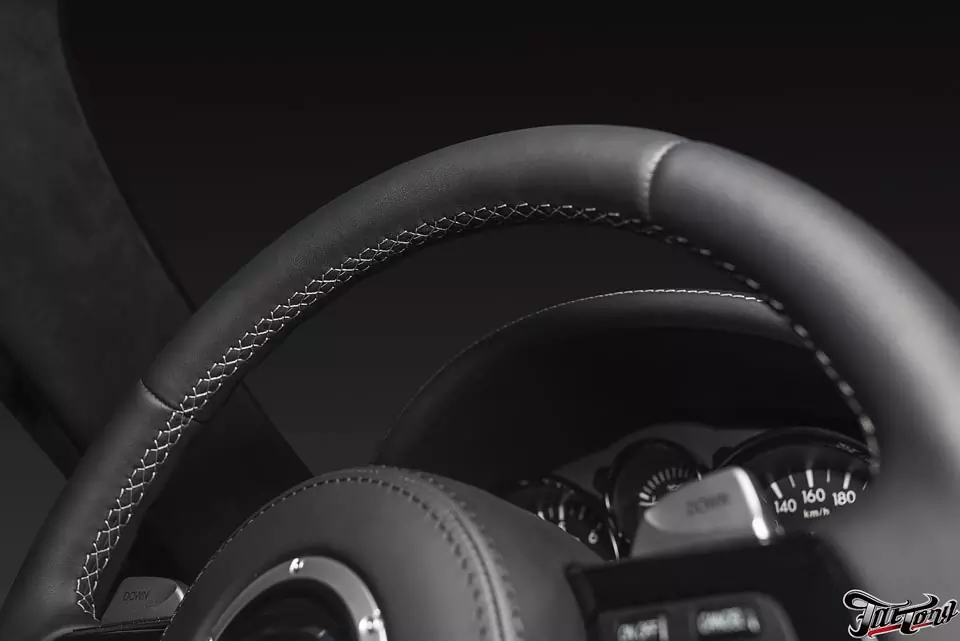 Mazda MX5. Антихром, окрас масок фар, пошив элементов салона, окрас центральных частей дисков.